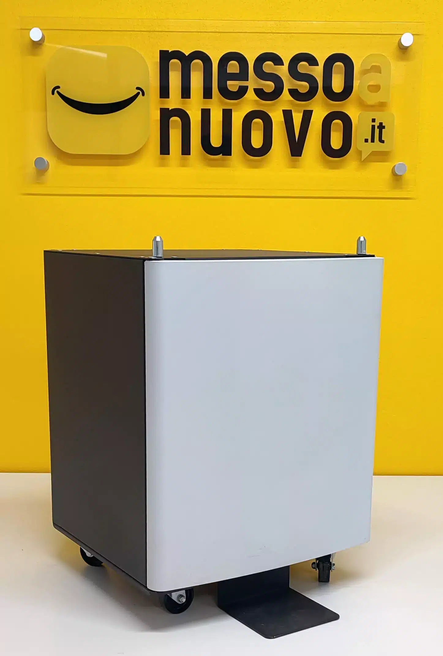 Cassetto Portaoggetti e Risme Lexmark XM1140 - facile accesso e stoccaggio delle risorse di stampa con ruote per un facile trasporto Cassetto Portaoggetti e Risme Lexmark XM1140 - facile accesso e stoccaggio delle risorse di stampa con ruote per un facile trasporto